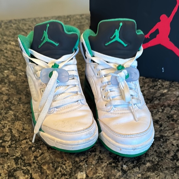 Jordan retro 5 White and Green Sneakers EUC 6 - Picture 3 of 13